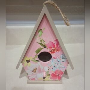NWOT Cute little wooden birdhouse